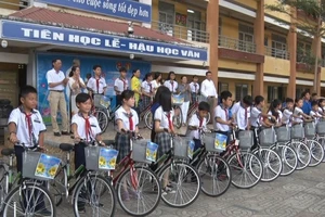 Trao 20 xe đạp cho học sinh nghèo ở Bình Chánh