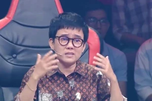 Phương Uyên khóc khi nói về khó khăn của ban nhạc Rock