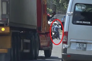 Video: Cận cảnh 'cò' dẫn xe giờ cấm qua chốt CSGT