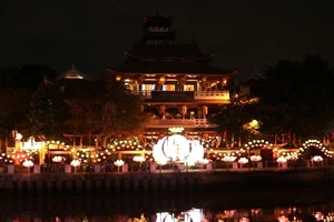 Lung linh đèn hoa mừng đại lễ Phật đản