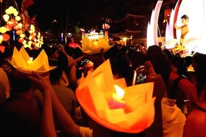 Hàng nghìn người thả hoa đăng trên kênh Nhiêu Lộc - Thị Nghè