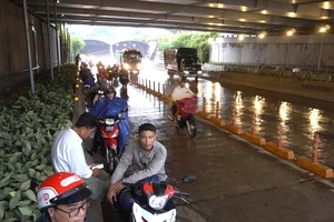 Tái diễn tình trạng người dân trú mưa trước hầm Thủ Thiêm