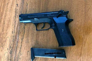 Giải quyết mâu thuẫn bằng cách nổ súng chỉ thiên