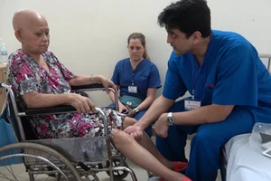 Bệnh nhân nghèo được phẫu thuật thay khớp miễn phí