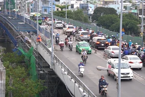 Dự án mở rộng cầu Kênh Tẻ gây ùn tắc giao thông