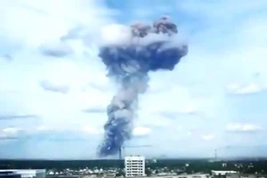 Ba vụ nổ liên tiếp phá hủy nhà máy thuốc nổ ở Nga