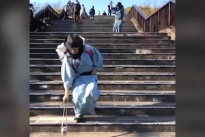 Cười ra nước mắt với màn nhặt rác độc đáo kiểu Samurai 