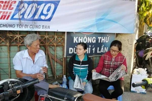 Phụ huynh lo lắng, nghỉ phép 'tháp tùng' thí sinh đi thi