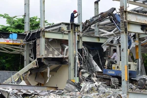 Cận cảnh tháo dỡ các công trình tại công viên 23-9