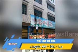 Giải cứu bé trai treo lơ lửng trên bảng hiệu