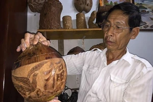 Người đàn ông hơn 30 năm điêu khắc trên trái dừa khô