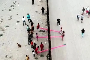 Những chiếc bập bênh hồng ở bức tường biên giới Mỹ - Mexico