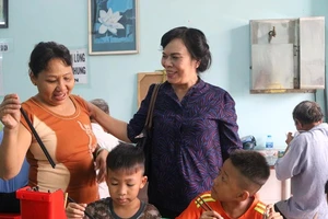 Bà Tư Sang đến thăm và ăn trưa tại quán cơm Nụ Cười