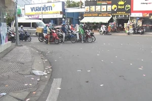 Camera giấu kín: Tờ rơi ngổn ngang ở giao lộ