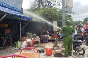 Hỏa hoạn thiêu tiệm sửa xe lúc giữa trưa