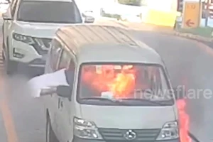 Xe bốc cháy khi đổ xăng, người đàn ông thoát chết gang tấc