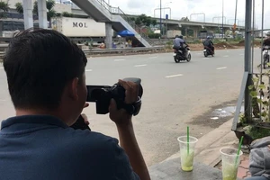 Clip: CSGT mặc thường phục ghi hình xe vi phạm ở Thủ Đức