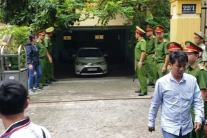 Bị cáo Nguyễn Hữu Linh được bảo vệ nghiêm ngặt khi rời tòa 