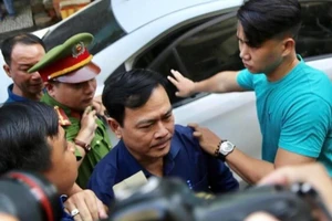 Video: Khoảnh khắc cựu viện phó Nguyễn Hữu Linh bước vào tòa