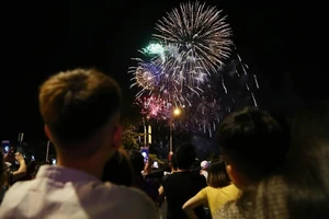 Video: Xem màn bắn pháo hoa đẹp mắt mừng Quốc khánh 2-9