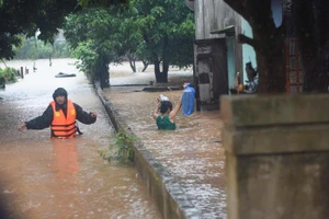 Video: Mang mì tôm, sữa, bánh đến những vùng cô lập ở Lao Bảo