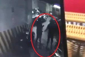 Video: Người đàn ông bị tố sàm sỡ phụ nữ ở chung cư Mipec 