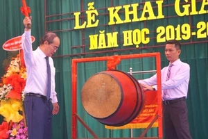 Video: Bí thư Nhân đánh trống khai giảng năm học mới