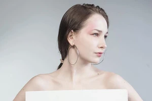 Nữ nghệ sĩ gây sốt vì vẽ tranh bằng ngực trần