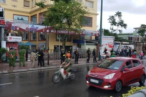 Video: Cảnh sát vây trụ sở Công ty Địa ốc Alibaba