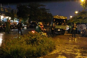 Video: Cảnh sát cơ động dầm mưa phong tỏa Công ty Alibaba