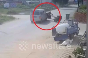Tài xế xe máy cày thoát chết trong gang tấc