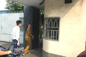 Video: Phó TGĐ đối ngoại Alibaba đến trụ sở công an làm việc