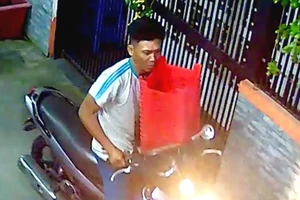 Video: Đi xe máy đến trộm... 20 cái ghế nhựa