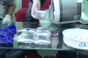 Video: Cận cảnh 4,5 kg ma túy được lấy ra từ nồi cơm điện