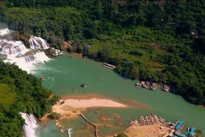 Video: Thác Bản Giốc hùng vĩ nhìn từ flycam