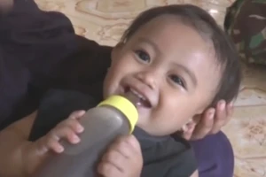 Quá nghèo, phụ nữ cho con uống cà phê thay sữa