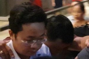 Video: Khoảnh khắc ông Lâm Hoàng Tùng bị đưa lên xe công an 