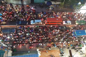 Kẹt xe kinh hoàng trên đường Huỳnh Tấn Phát, quận 7