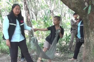 Cậu bé bị cha xích vào cây để không bỏ đi chơi