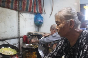 Vợ chồng già bán bánh khọt chữa bệnh miễn phí cho người nghèo