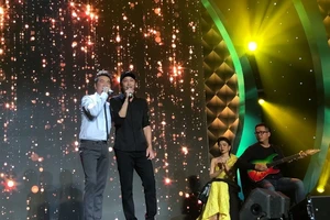 Video: Đàm Vĩnh Hưng ôm hôn Hoài Linh trên sân khấu