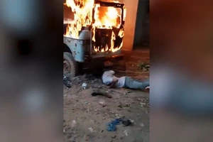 Liều mình giải cứu đàn chó con dưới gầm chiếc xe đang bốc cháy