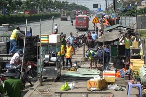 Video: Công an dẹp các quán nước ở trạm xe buýt gần Suối Tiên