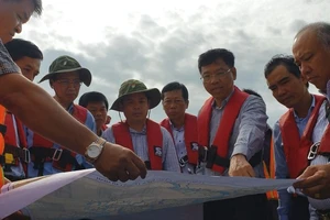 Lãnh đạo TP.HCM đến hiện trường chìm tàu 8.000 tấn