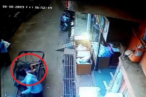 Bé 3 tuổi sống sót nhờ rơi xuống xe kéo đi ngang qua