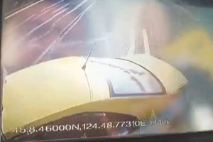Mâu thuẫn vì không nhường đường, tài xế xe buýt đâm vào taxi