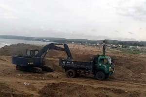 Video: Múc nhiều hố sâu trên bờ biển để khai thác cát