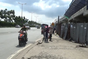 Video: Người đi xe bus nói gì khi dẹp băng móc túi Suối Tiên