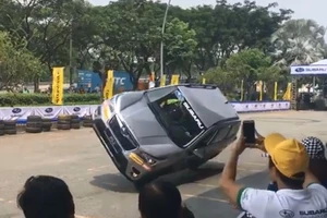 Mãn nhãn với màn trình diễn ô tô đầy mạo hiểm