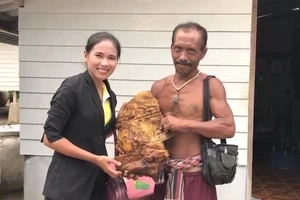 Nhặt được vật lạ trên biển, người đàn ông mang bán được 7,4 tỉ